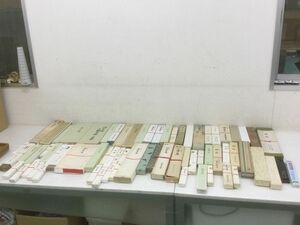 D252-120【箱付き中古扇子 大量まとめ】扇子 扇 和装小物 舞踊 せんす センス 和風 伝統 日本 土産 記念 縁起物 お寺 神社/t