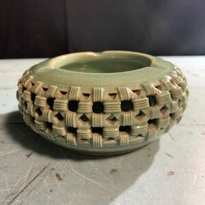 高麗青磁 網目透灰皿 峯岩 作 透かし彫り 麗器陶窯 青磁 陶磁器 灰皿 喫煙具グッズ (9521)