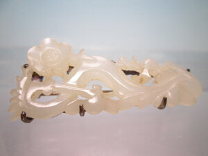 【江月】 アンティーク・貴重な白玉 梅の花透かし彫刻のブローチ 7,88g