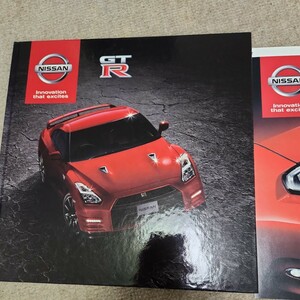2014年11月発行、型式4BA-R35、日産　GTR ハードカバー本カタログ、オプショナルカタログ、カタログ2冊セット。