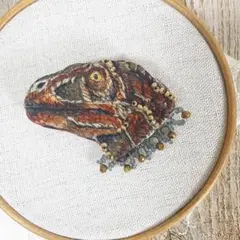 ハンドメイド　刺繍ブローチ　ティラノサウルス