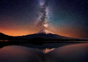 夜の逆さ富士と天の川銀河 富士山 星空 天体 瞑想 神秘的 絵画風 壁紙ポスター A2版 594×420mm はがせるシール式 044A2