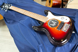 ミニモズライト　mini mosrite アンプ内蔵　 スピーカー付きモズライト ギター　　