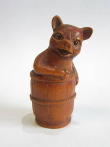 【即決価格】木製 根付「豚の入浴 風呂桶」玉石作 在銘有　彫刻 木彫り 時代物