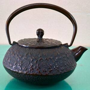 ■急須　鉄器　桜文鉄瓶　久銘　重さ約610ｇ■湯沸　薬缶　やかん　茶こし付　茶道具　伝統工芸■