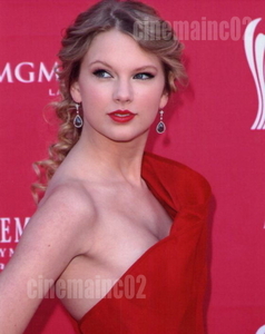 テイラー・スウィフト Taylor Swift/肩の出た赤いフォーマルドレスで振り向くアップ写真