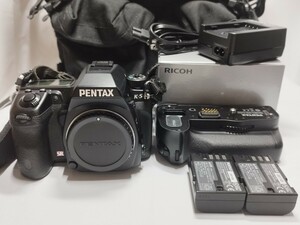【動作確認済み】PENTAX デジタル一眼レフカメラ K5 バッテリーグリップD-BG４ 充電器バッテリー2個 収納バッグ 付き ※レンズは無し