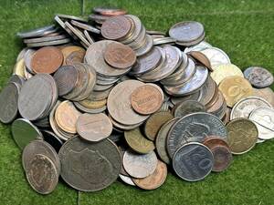 【外国コイン　まとめ】　外国硬貨　1300ｇ以上（1.3㎏以上）　200枚以上　アメリカ、ヨーロッパ、アジアなど…　