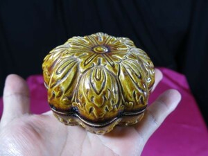 A　黄釉花形盒子　唐宋時代　遺跡発掘品　銀化　軟陶　焼き物　埋蔵文化財 　　