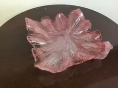 桜色の艶やかな吹きガラスの角皿