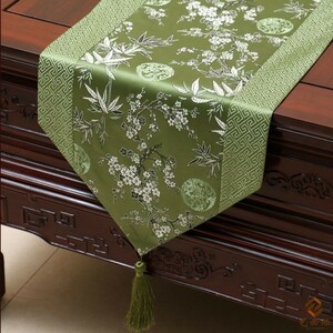 テーブルランナー 竹と梅デザイン 和モダン 光沢のある色合い タッセル付き (グリーン)