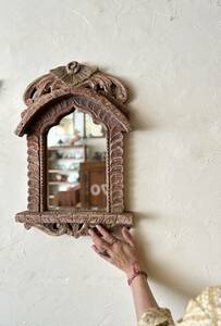 鏡　壁掛け　アンティーク　ヴィンテージ　インド　木枠　木製　ミラー　古木　古家具　インテリア　ディスプレイ　