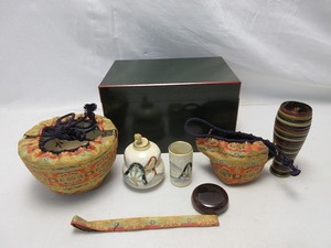 504457 【 美品 茶道具 掻合面 朱青漆 利休茶箱セット 茶碗 棗 茶筅 振出 巾筒 香合 茶匙 】 検) 茶箱揃 茶器 茶の湯 茶席 茶事 ⅱ