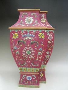 景徳鎮 粉彩花文変り角花瓶 全高44cm 中国 陶磁器 希少 乾隆年製の銘