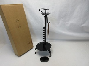 510363 【 美品 茶道具 膳燭 夜咄道具 燭台 鉄製 高さ調整機能 紙箱 】 検) 灯明具 金属 夜噺 夜ばなし ローソク立て 灯火具 照明 灯火器ⅱ