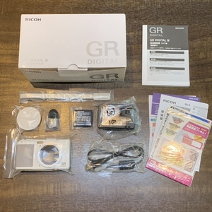 極美品 完品 RICOH リコー GR DIGITAL Ⅳ デジタル4 ホワイトエディション white Edition 液晶保護フィルム付 日本製 コンパクト デジカメ