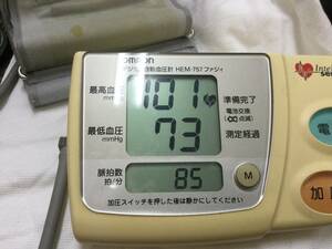 OMRON オムロン　血圧計　HEM−757