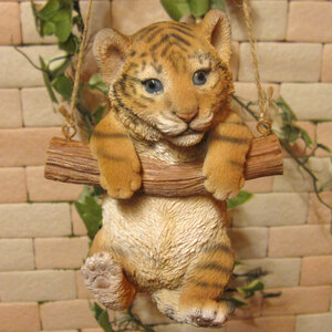 リアルな虎の置物　ブランコ　タイガー　トラのオブジェ　とら　干支　縁起物　オーナメント　ガーデン　ベランダアート