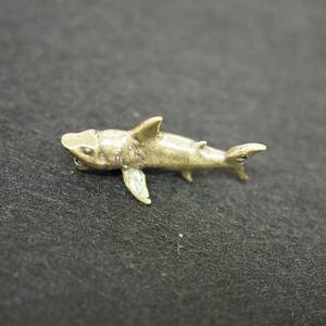 サメ　鮫　ホオジロザメ　真鍮　ブラス　金運　brass 置物　アクセサリー　フィギュア　文鎮　商売繁盛　風水