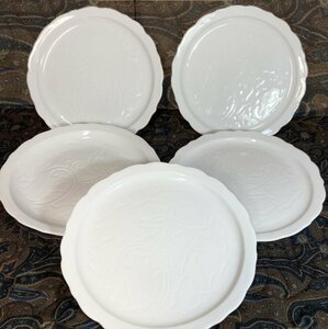 レトロ 伊万里焼 観山窯 唐草浮彫 平取皿 5寸 15.5cm Kanzan Klin Imari ,White Porcelain Plates