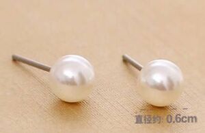 レディース ファッションピアス　キラキラ真珠ピアス 0.6mm