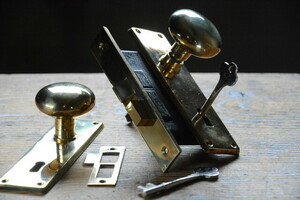NO.9341 古い真鍮鋳物の鍵付ドアノブ 箱錠 50.5mm 検索用語→Aアンティークビンテージ古道具真鍮金物扉ドア洋館建具戸
