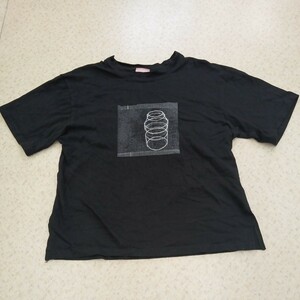 ノーブランド　Tシャツ　 前ロゴ有り　レディース Ｆ　小さめ　両脇スリット有り　黒色　BLACK