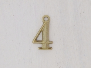 真鍮 ブラス ナンバー　（番号） ネックレストップ　1個の価格　0～9まで在庫ございます　＃4