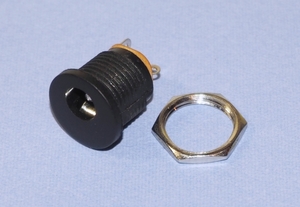 パネル取り付け型のDCジャック 外径Φ5.5mm/内径Φ2.1mmのプラグに対応 3pin スイッチ機能付き 要半田付け