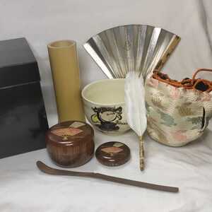 茶道具 黒塗り漆器 木製茶箱 京焼茶碗 木製棗+香合 西陣織仕覆 羽箒 茶杓 扇子