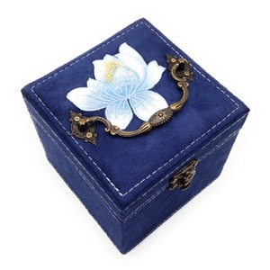 アクセサリーボックス 宝石箱 蓮の花モチーフ 和風デザイン 3段 スエード調 (ブルー)