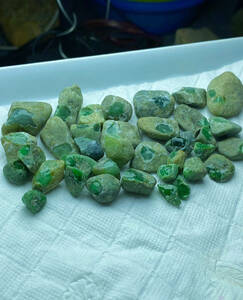 極品　明料　冰種陽緑翡翠原石３６枚