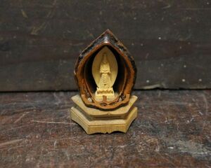 とても小さな胡桃に入った木彫の細密な細工の観音菩薩像 仏像 n367