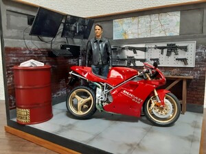 ジオラマ完成品　1/12スケール　ジオラマ(自作品)　秘密のガレージの風景　タミヤ　ドゥカティ９１６　ライダー　塗装済完成品　バイク