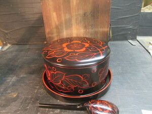 三象造黒塗赤絵御櫃・丸盆・杓 3点セット　木製漆器　茶懐石　共箱