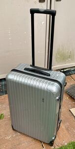 GWだよ！スーツケース RIMOWA サルサ 二輪モデル　シルバー　縦約64㎝　幅約42㎝　厚み約24㎝ キャリー長さ約　42㎝ケー８