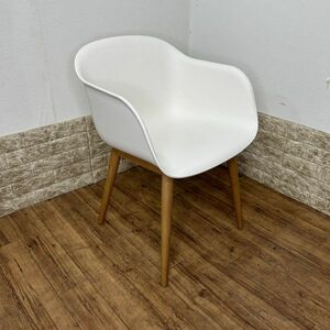 【美品】【在庫多数】Muuto　ムート ファイバーアームチェア　ウッドベース　FIBER ARMCHAIR / WOOD BASE　シェルチェア １