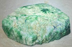 ミャンマー産天然本翡翠原石178g1面のみ磨き済み［JADEITE］高品質^ ^