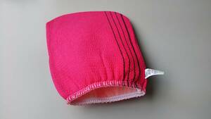 韓国　あかすりタオル　手袋型　濃ピンク色♪　垢すり　送料込み！ アカスリ
