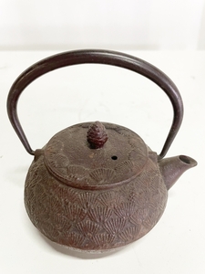 松紋 小型鉄瓶 松実摘み 松ぼっくり 湯沸 茶道具 時代物 古美術　（二階）