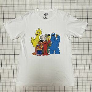 ユニクロ【UNIQLO】セサミストリート×カウズ ☆SESAME STREET×KAWS☆コラボ半袖Tシャツ カットソー XSサイズ ××刺繍 カラフルプリント