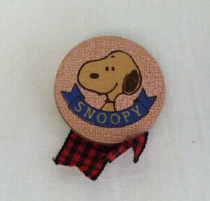 スヌーピー【SNOOPY】バッジ　木製　レトロ　ブローチ