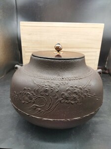 ｐ020824　釜師　初代宮崎寒雉　十三代宮崎寒雉箱　茶釜　鉄釜　菊梅地紋 煎茶道具 茶道具