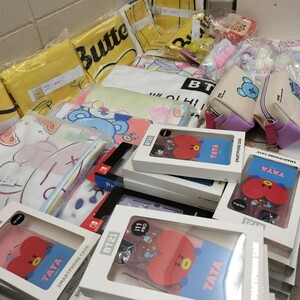 【A-146】BTS/BT21 グッズまとめ売りセット ベッドシーツ ポーチ ステッカー アクキー iPhoneケース ファー巾着 大量