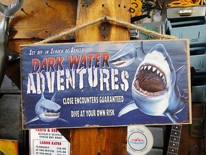 人食いサメのアドベンチャーツアー　ハンギングサイン　アメリカ雑貨　アメリカン雑貨