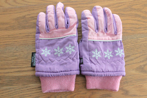 【USED・ガール】幼児サイズ　冬にぴったり　雪の結晶柄の5本指手袋　ピンク＆パープル