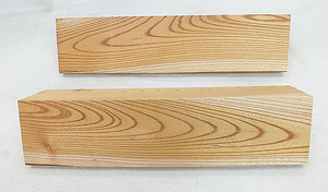 欅 (ケヤキ) の　三角　乾燥材　2本です。 長さ430mm　　彫刻などに