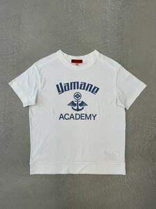 ヤマネ アカデミーロゴ Tシャツ 40 ホワイト YAMANE エビス EVISU 半袖 カットソー 白 半袖シャツ ロゴシャツ プリントTシャツ