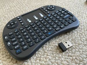 ミニ キーボード 黒色 ワイヤレス 2.4GHz 英語 92キー タッチパッド搭載 USBレシーバー 単四電池x2駆動型