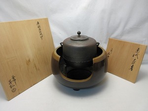 I10915 【 美品 茶道具 釜師 角谷莎村 唐銅面取風炉 人間国宝 釜師 高橋敬典 萬代屋釜 釜印 五徳3点セット 共箱 】 検)作家物 金属工芸 ⅵ